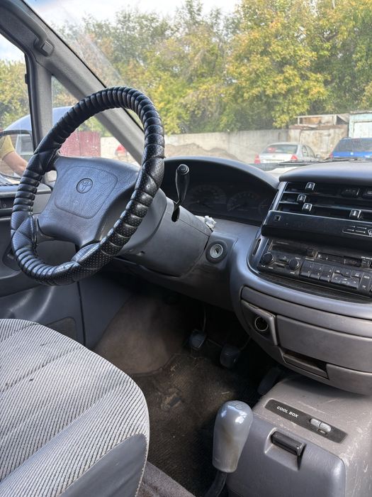 Toyota Previa-семейный минивэн