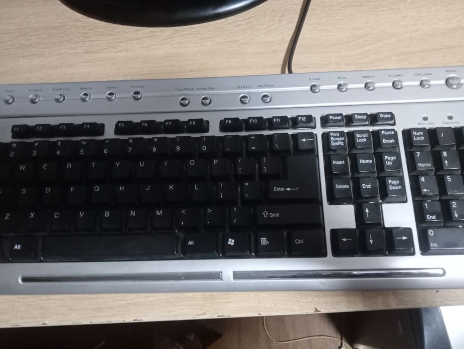 Vând leptop Fujitsu exprimi mobile v6555 + mouse retro și tastatură retro
