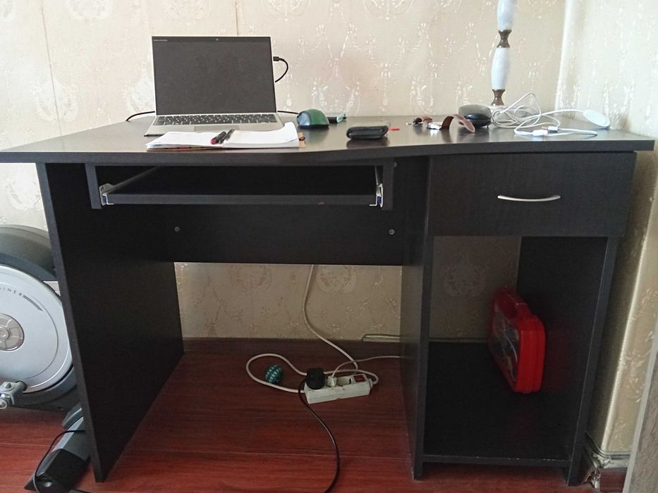 Компютърно бюро/офис