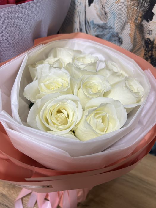 белые розы 9 штук продается