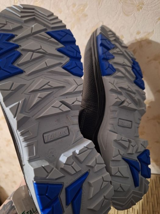 Спецобувь новая продам.