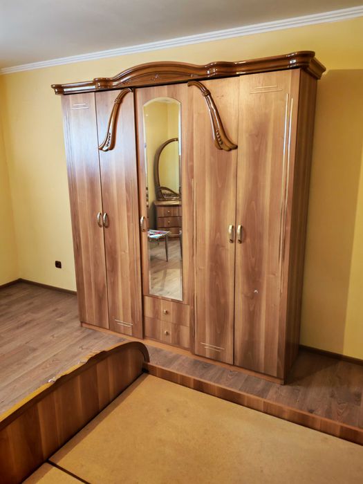 Set complet mobilier dormitor – Șifonier, pat matrimonial și comodă cu oglindă (NEGOCIABIL)