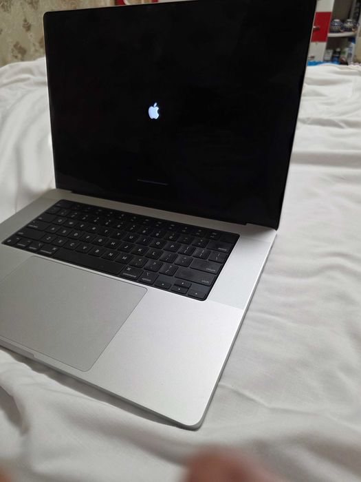 Vand un mack book 16 pro