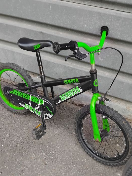 Bicicleta copii pe 16 cu roti ajutatoare și una mai mare cu viteze cu roti pe 20