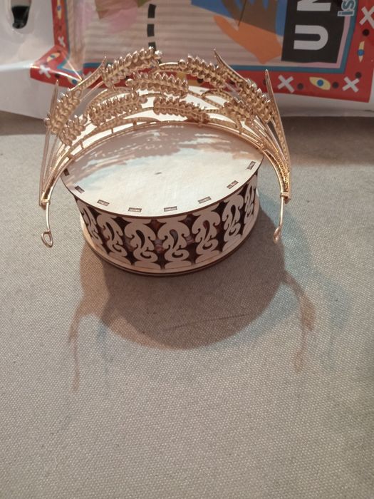 Корона красная, новая