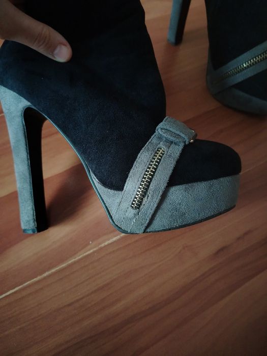 Велурени боти на висок ток