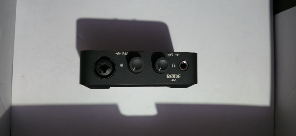 Microfon Studio RØDE NT1 și Interfață Audio RØDE AI-1