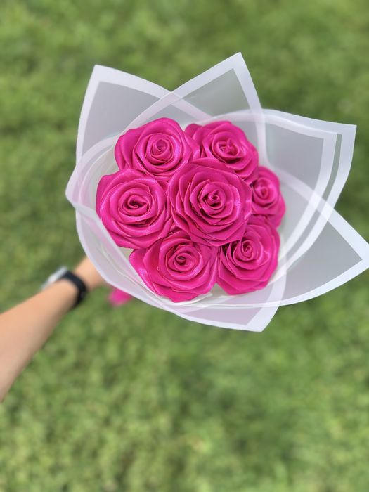 Букети от сатенени рози