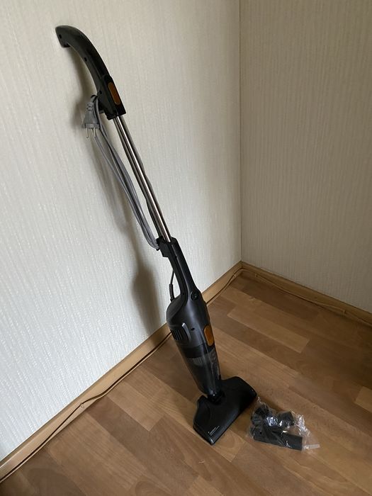 Продам вертикальный пылесос.