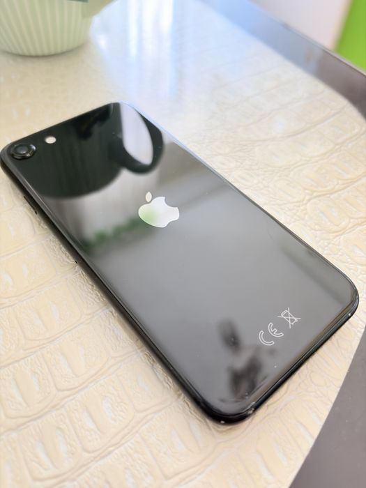 Продам Iphone se 2020 года