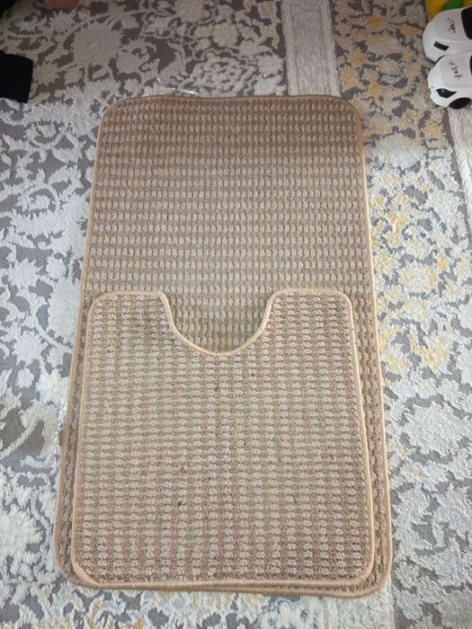 Коврик для ванной и туалете как новый.