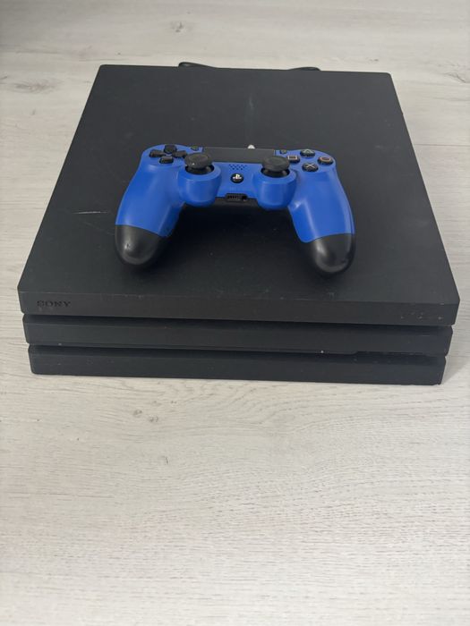 Playstation 4 Pro, 1TB, maneta, cd joc
