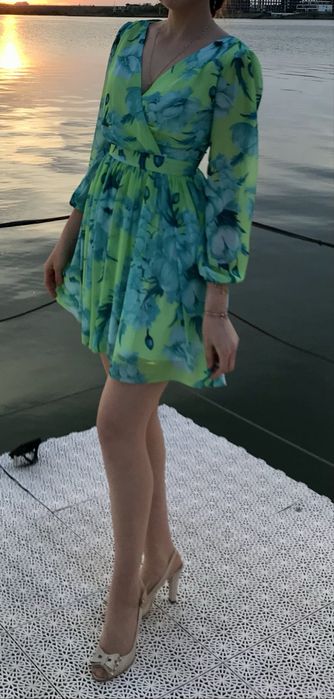 Rochie de zi cu imprimeu floral, scurtă și cu mâneci lungi