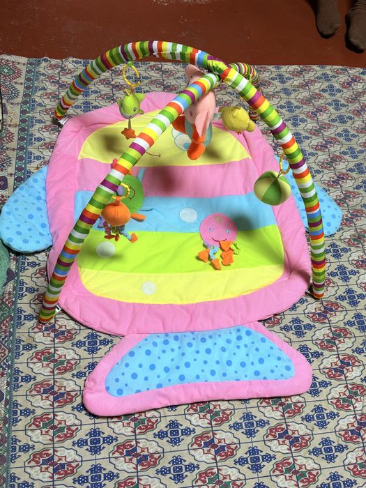 Продам яркий игровой коврик в форме рыбки.