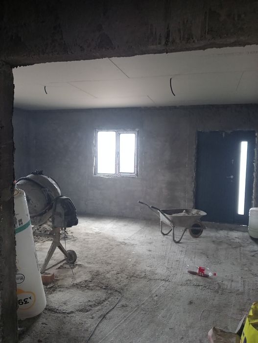 Casa la roșu de vânzare