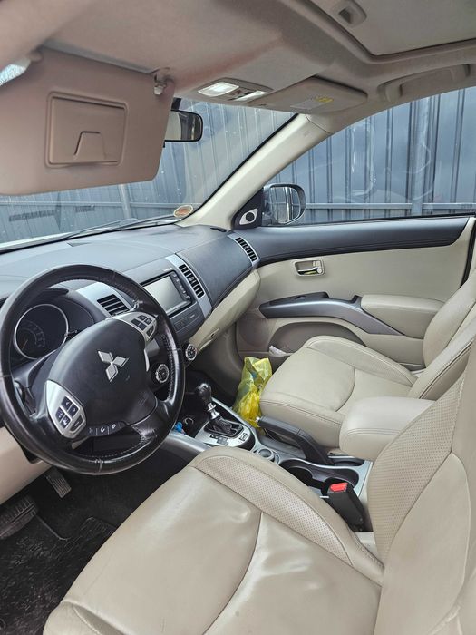 Mitsubishi Outlander 2