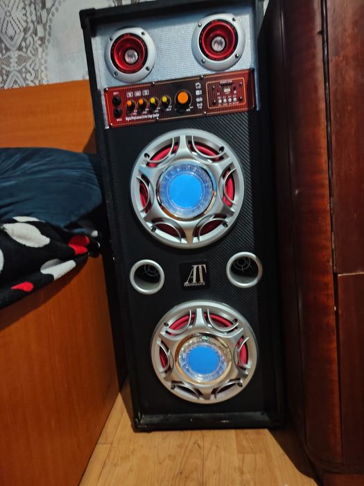 Vând 2 Boxe active la prețul de 800 negociabil.