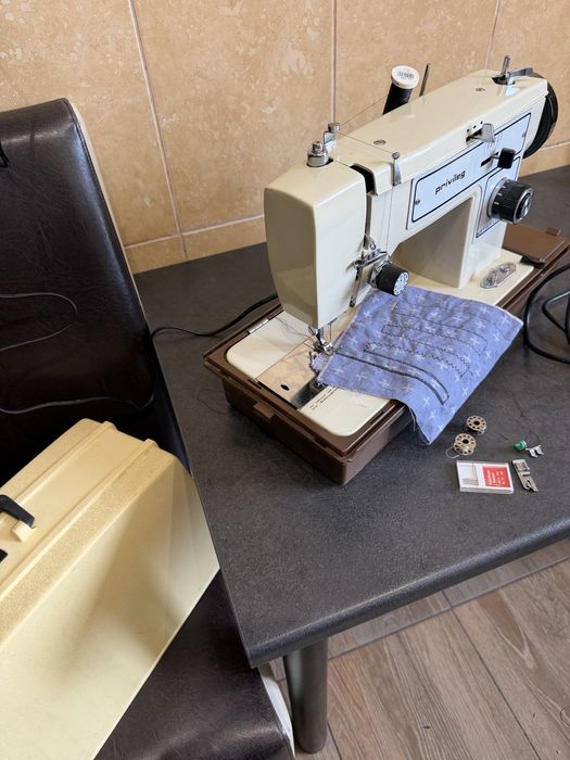 Masina de cusut festonat si butoniere Privileg din metal