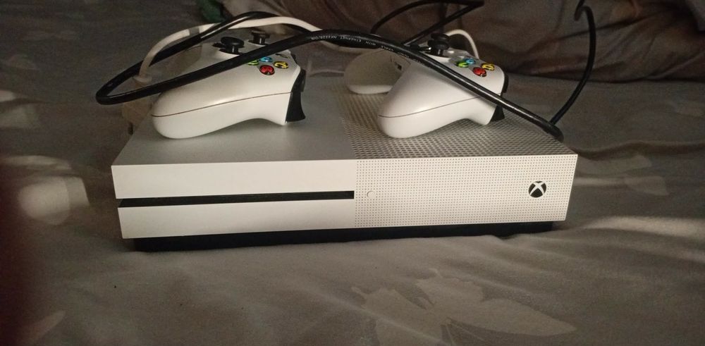 Vând xbox one s .