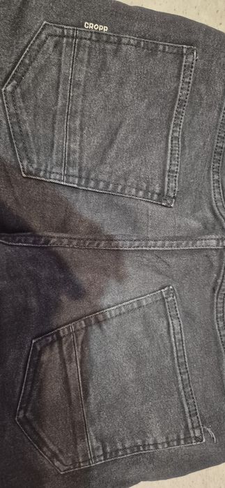 Vand blue jeans firma Cropp pt adolescenti.