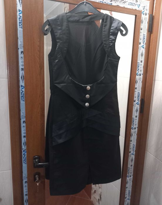 Черна елегантна рокля с уникален гръб