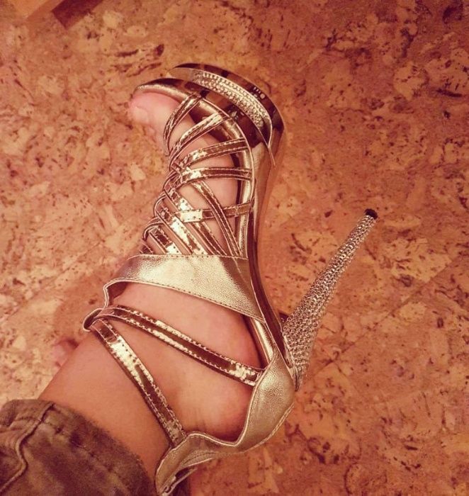 Сребристи сандали на ток