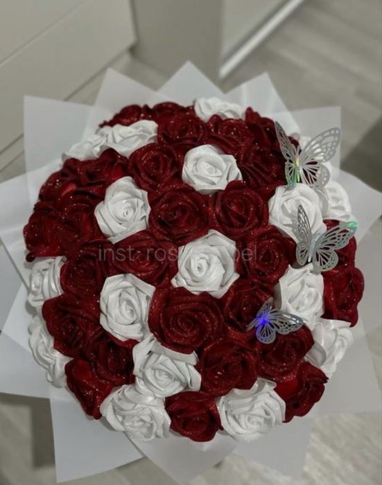 Розы из атласных лент