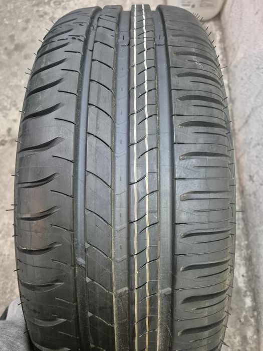 Vând roată Michelin  205 60 16 ( nou)