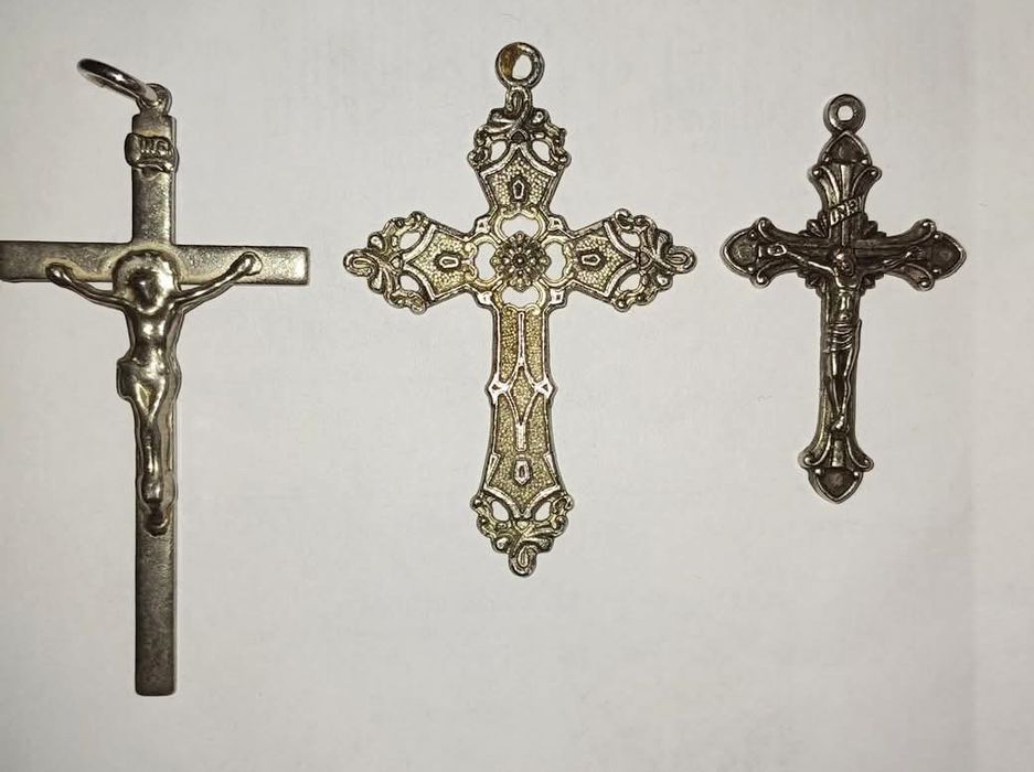 Lot 3 cruciulițe mai vechi / din metal alb neferos / nu au marcaje