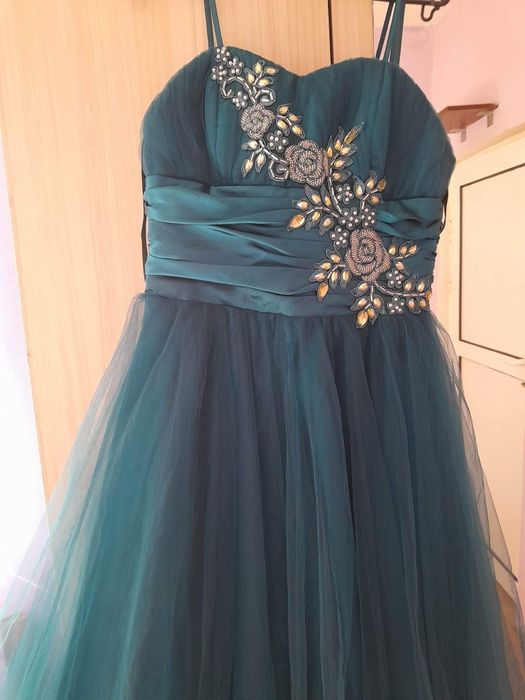 Дълга зелена рокля