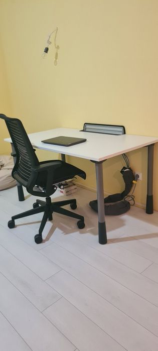 Професионални бели офис бюра Kinnarps с панел