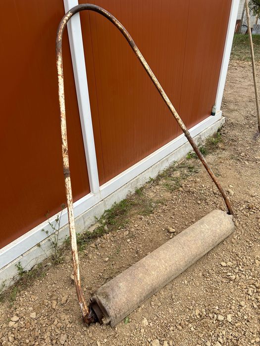 Градински валяк. 1м ширина. 20см диаметър. Плътен. Много тежък.