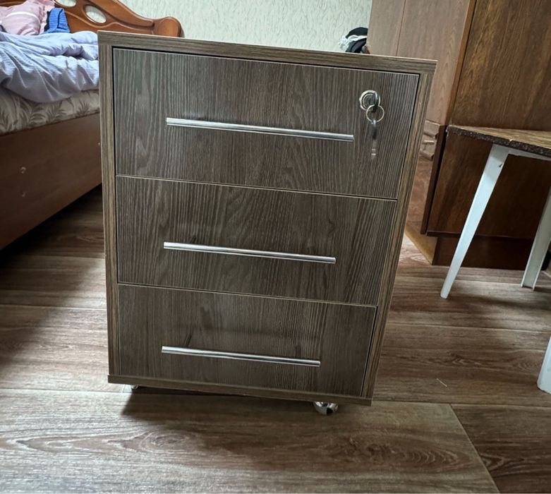 Тумбочка  с двумя ключами