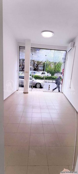 Магазин под наем срещу църквата Света Петка