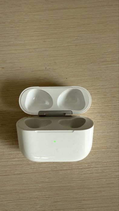 Зарядный кейс AirPods 3