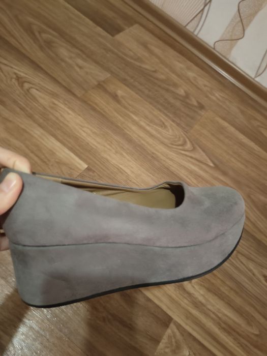 Продам замшевые туфли