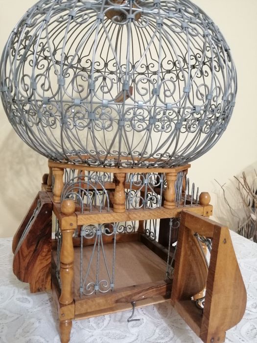 Уникална дървена клетка за птици