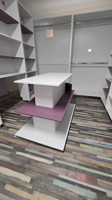 Vând Mobilier comercial realizat la comandă