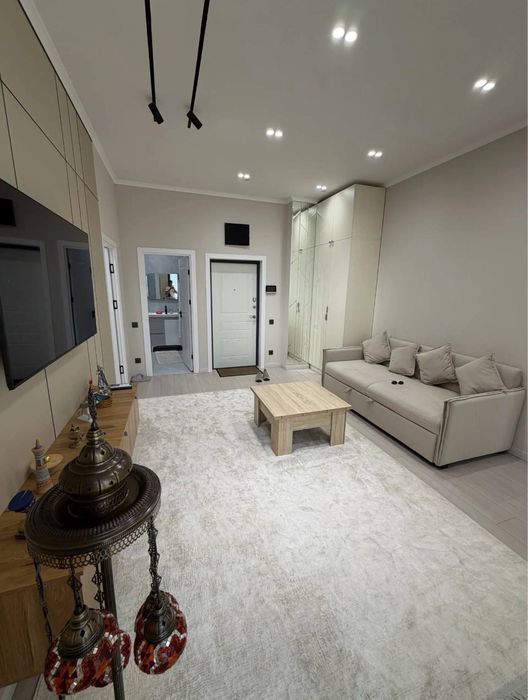 Продается 2 комнатная ЖК ROYAL HOUSE/ 3 окна/ 47м2+балкон