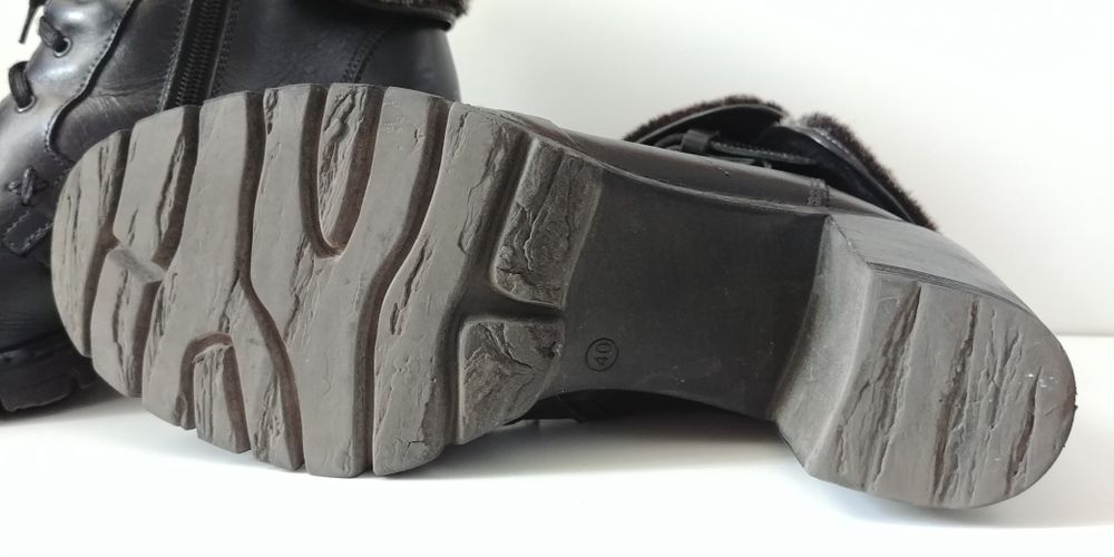 Ghete cu șireturi și toc lat