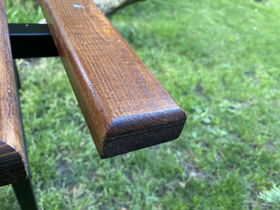 Пейка с метална основа и дърво