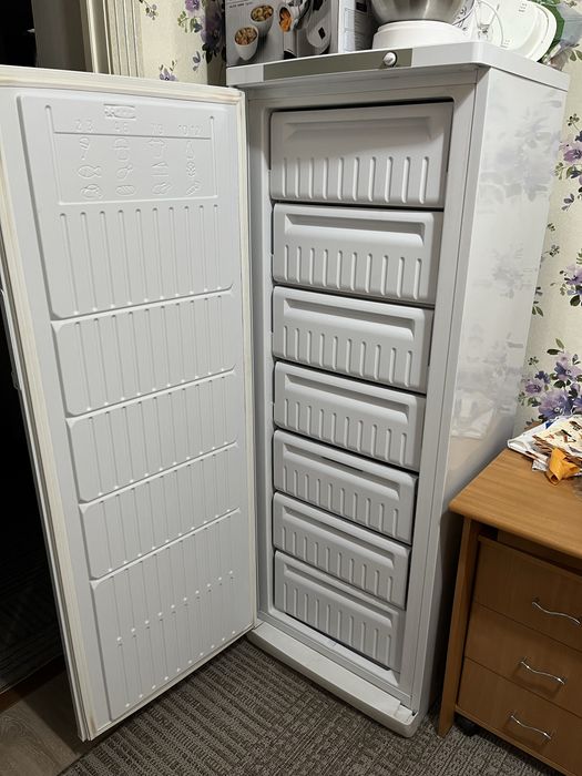 Продам морозилку Indesit