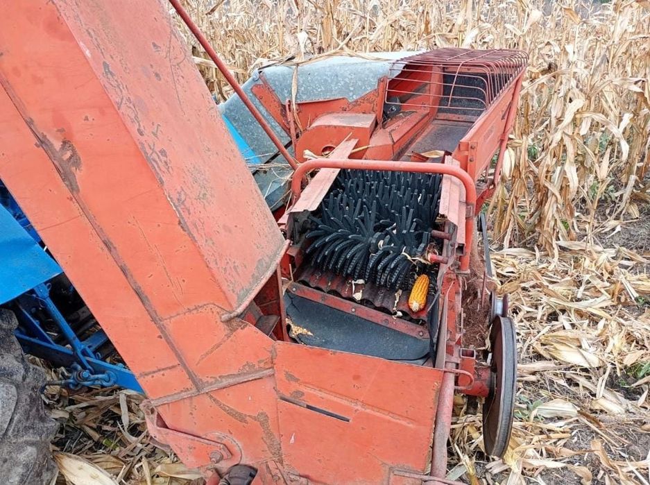Vând culegător Porumb BENAC prindere in tiranti.cu depănușător și tocător telefon 0750626921 Neamț