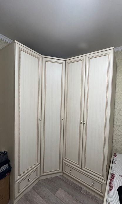 Продам угловой шкаф.