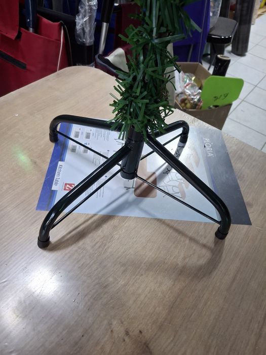 Brad artificial 1,4 m cu instalație,  globuri si beteala. Suport metal