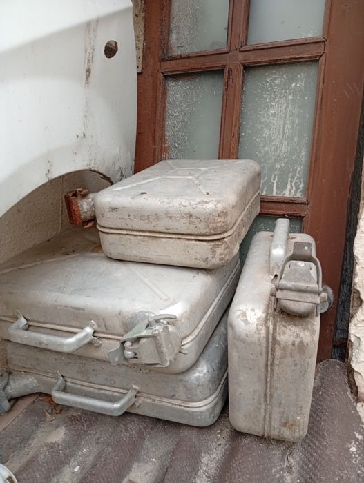 Канистры 20 л и 10 л 4 шт