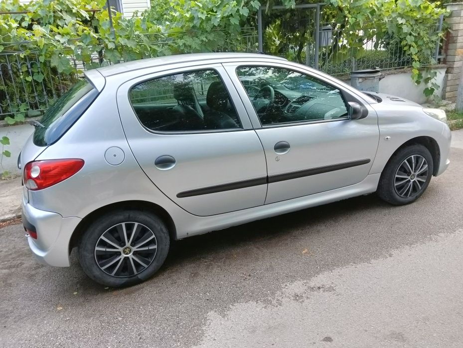 Автомобил Peugeot 206+