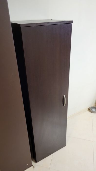 Висок шкаф с 3 рафта, цвят венге