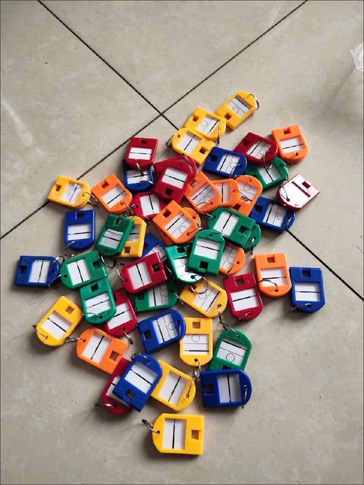 Брелок для ключей с надписью  у вас много дверей  У нас есть Решение