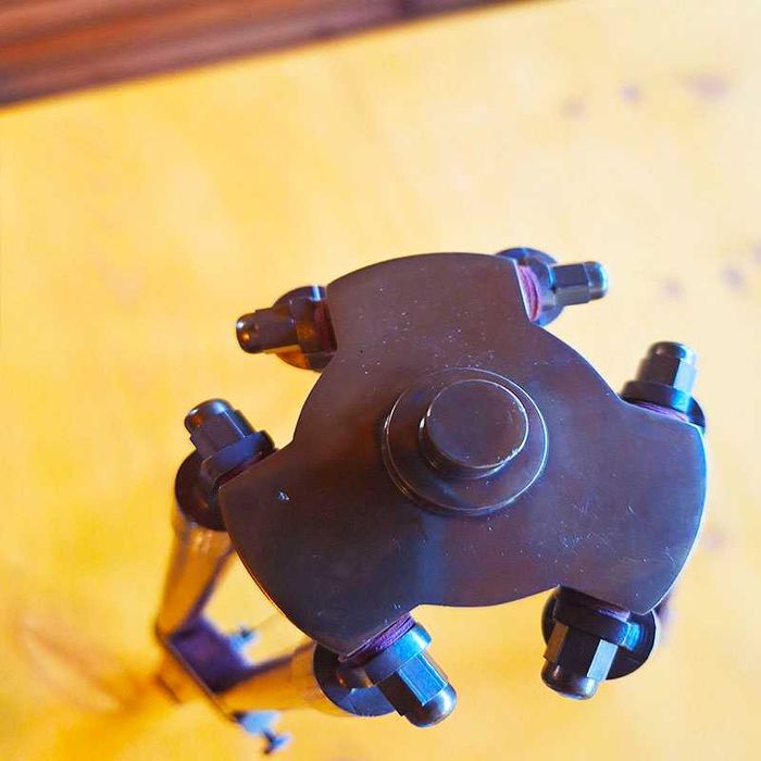 Далекоглед бронзов с античен дизайн и дървена тринога